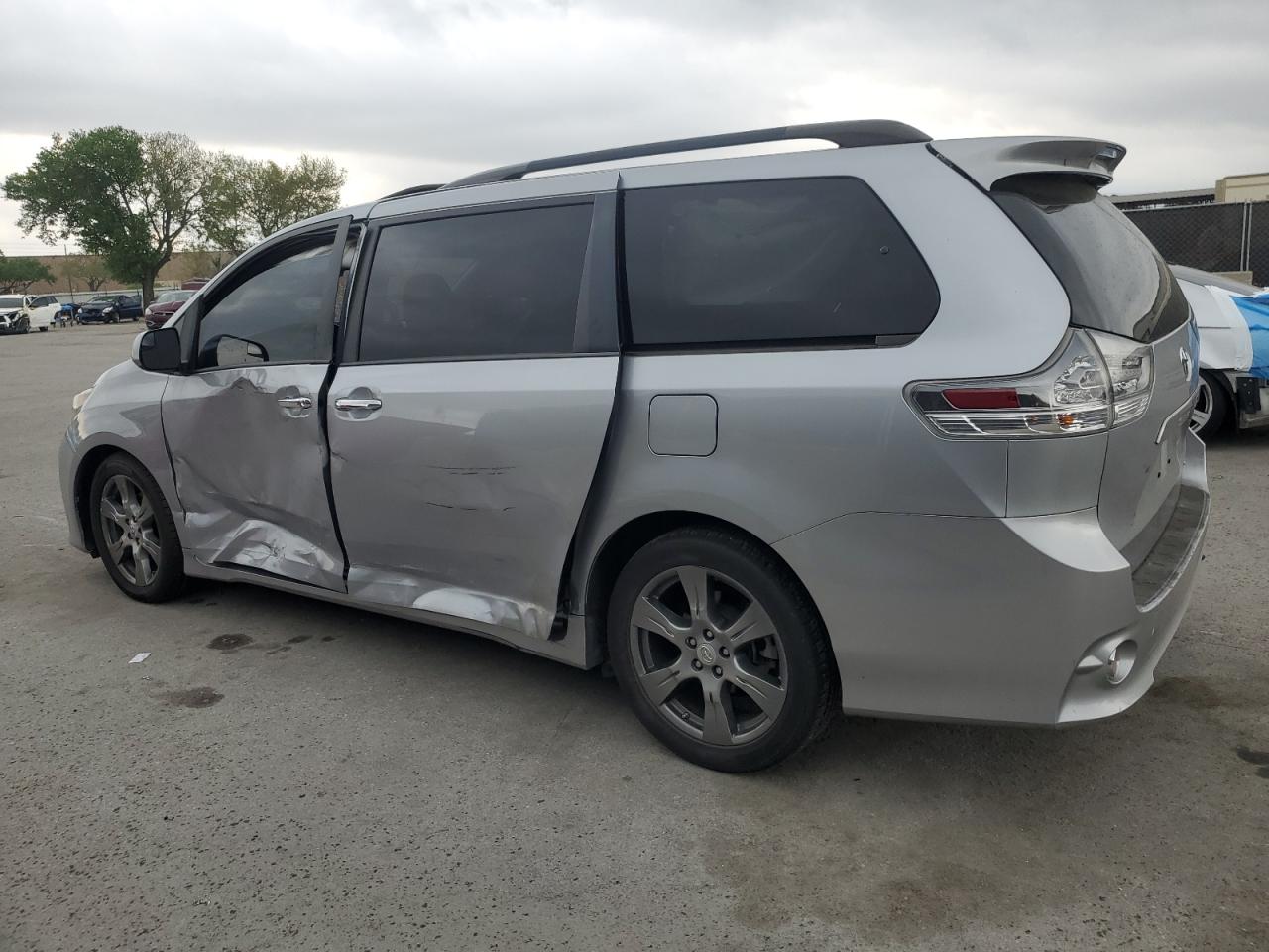 2017 Toyota Sienna - Image 2