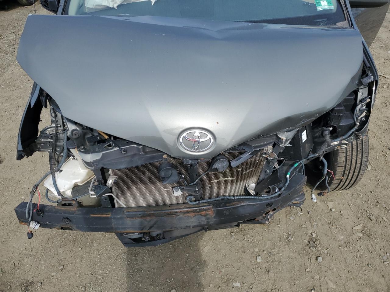 2012 Toyota Sienna - Image 12