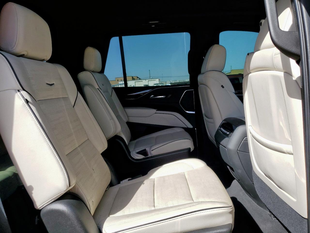 2021 Cadillac Escalade - Image 11