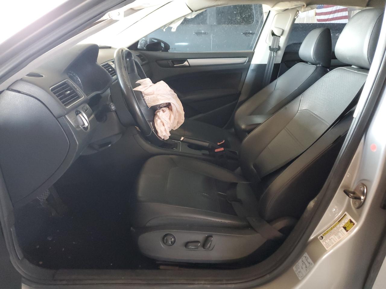 2014 Volkswagen Passat - Image 7