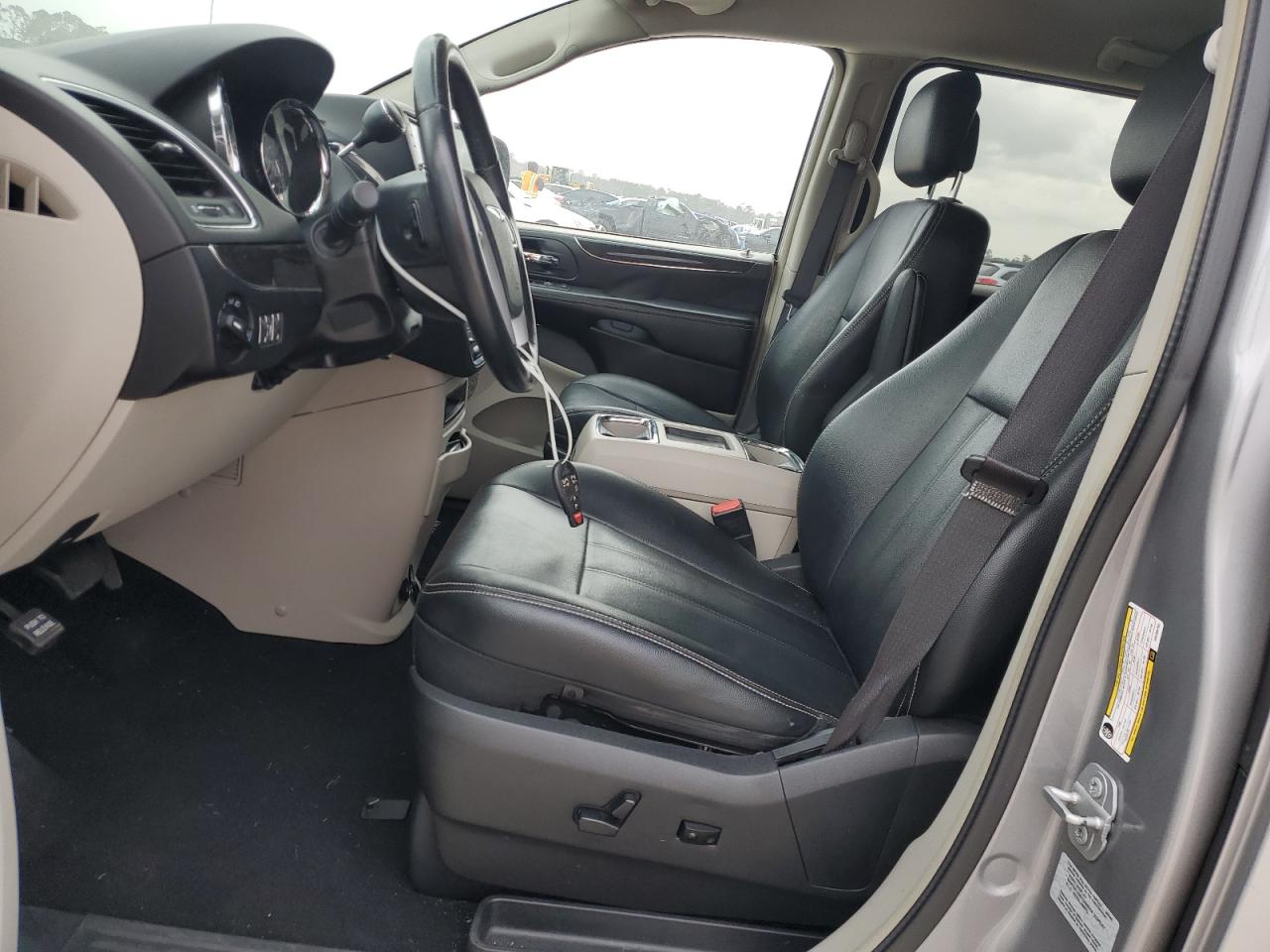 2016 Chrysler Town & Country - Image 7