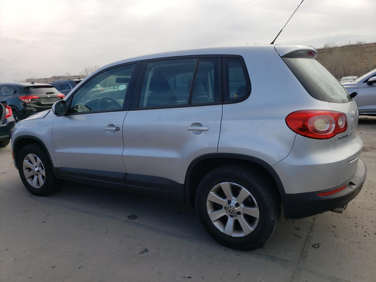 2009 Volkswagen Tiguan - Image 2