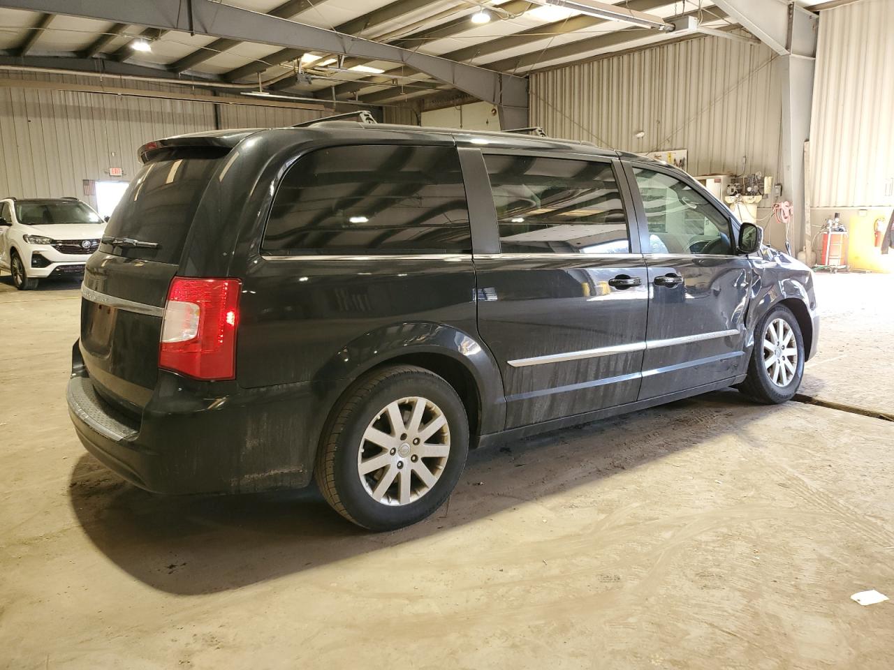 2016 Chrysler Town & Country - Image 3