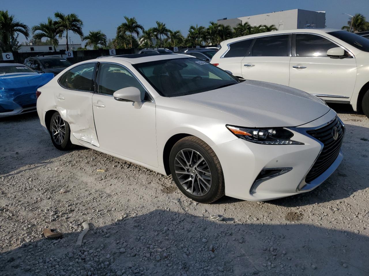 2016 Lexus ES - Image 4