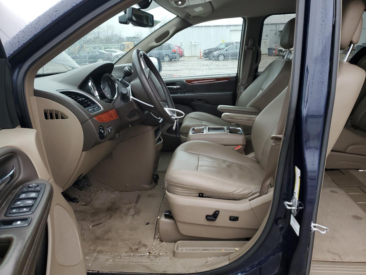 2014 Chrysler Town & Country - Image 7