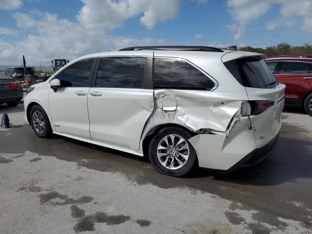 2021 Toyota Sienna - Image 2