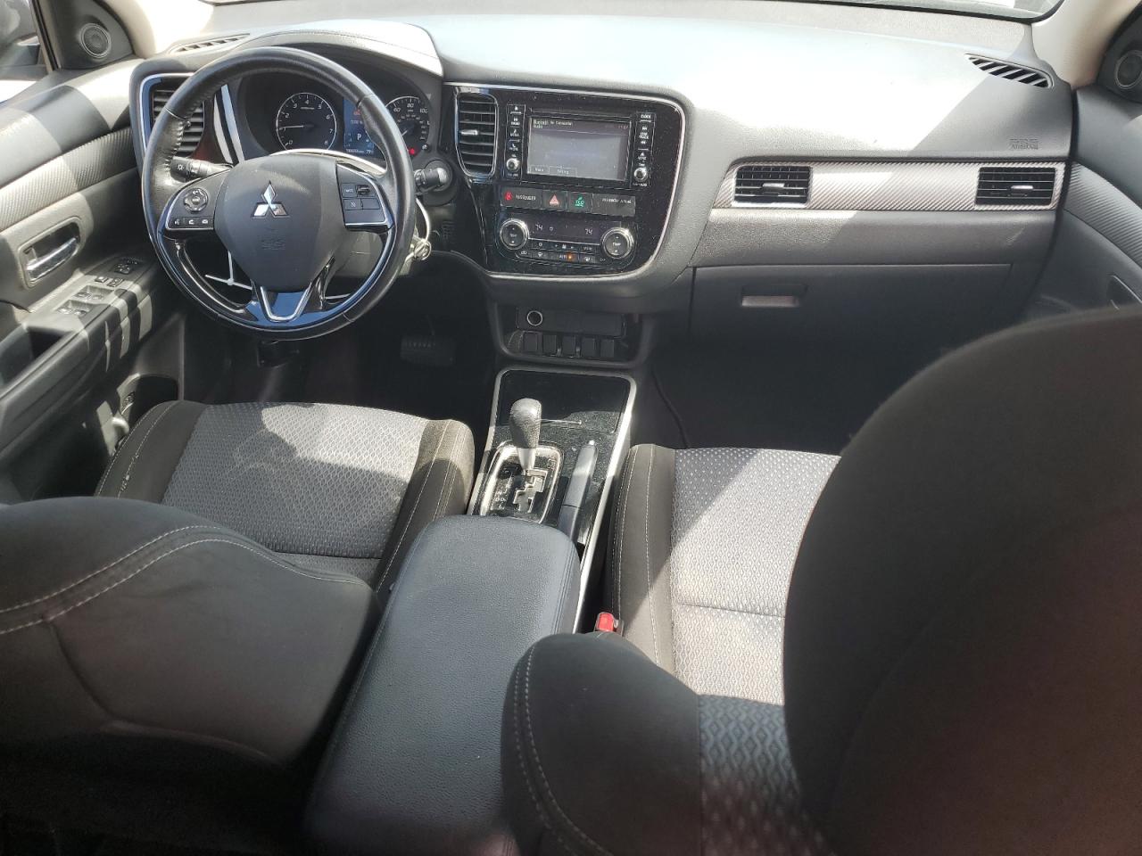 2017 Mitsubishi Outlander - Image 8
