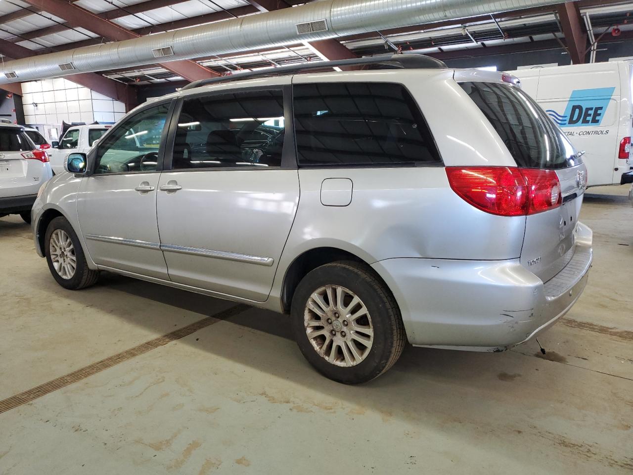 2008 Toyota Sienna - Image 2