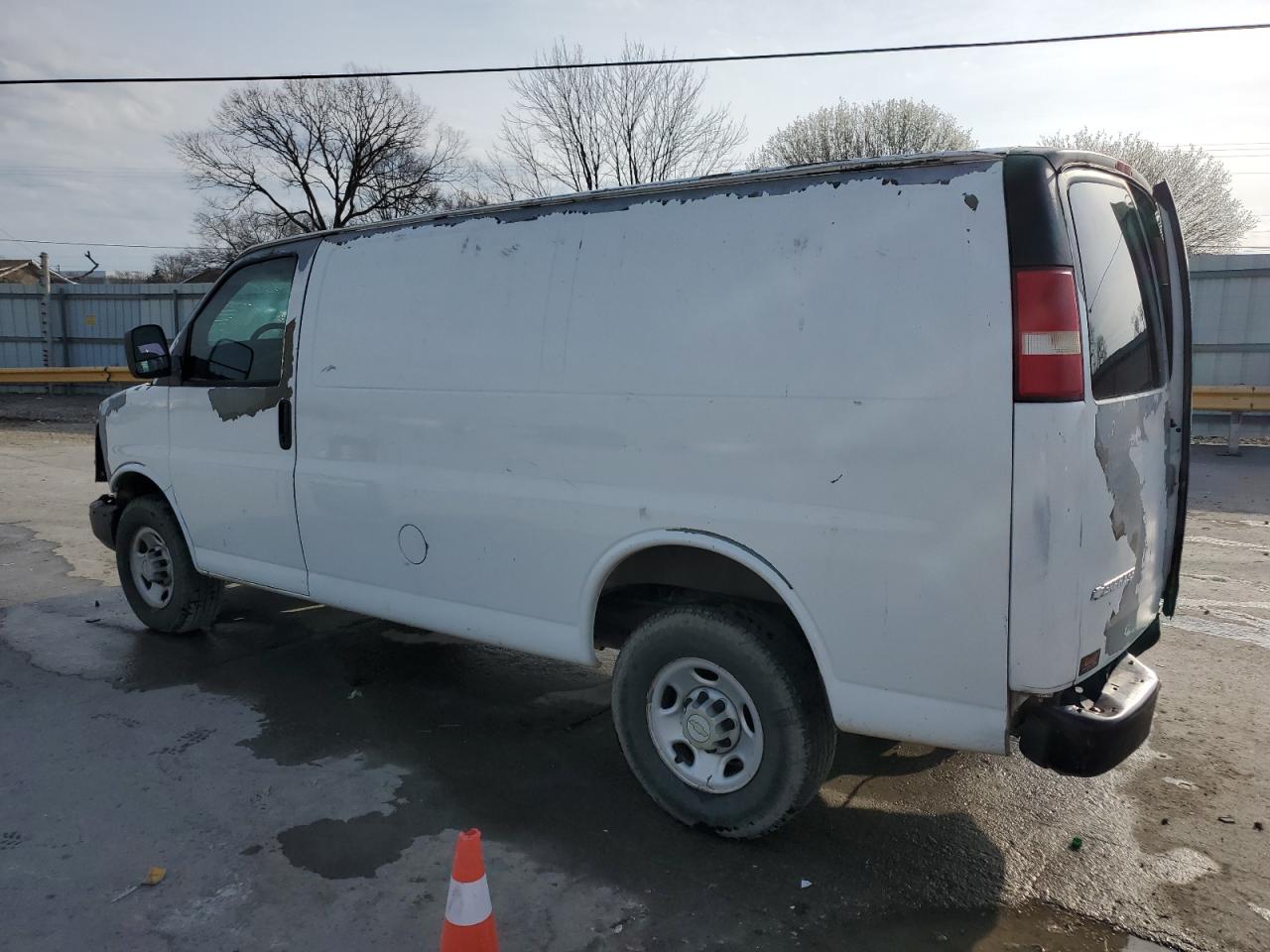 2009 Chevrolet Express - Image 2