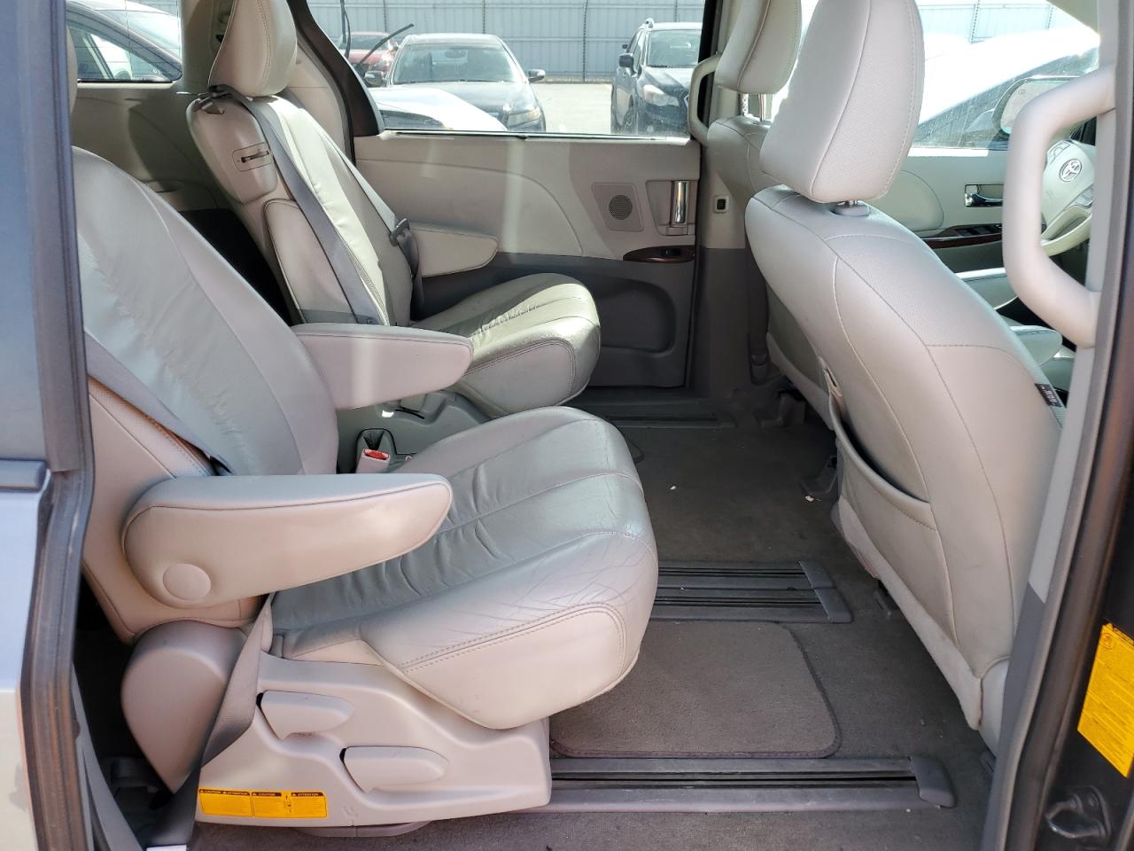 2012 Toyota Sienna - Image 11