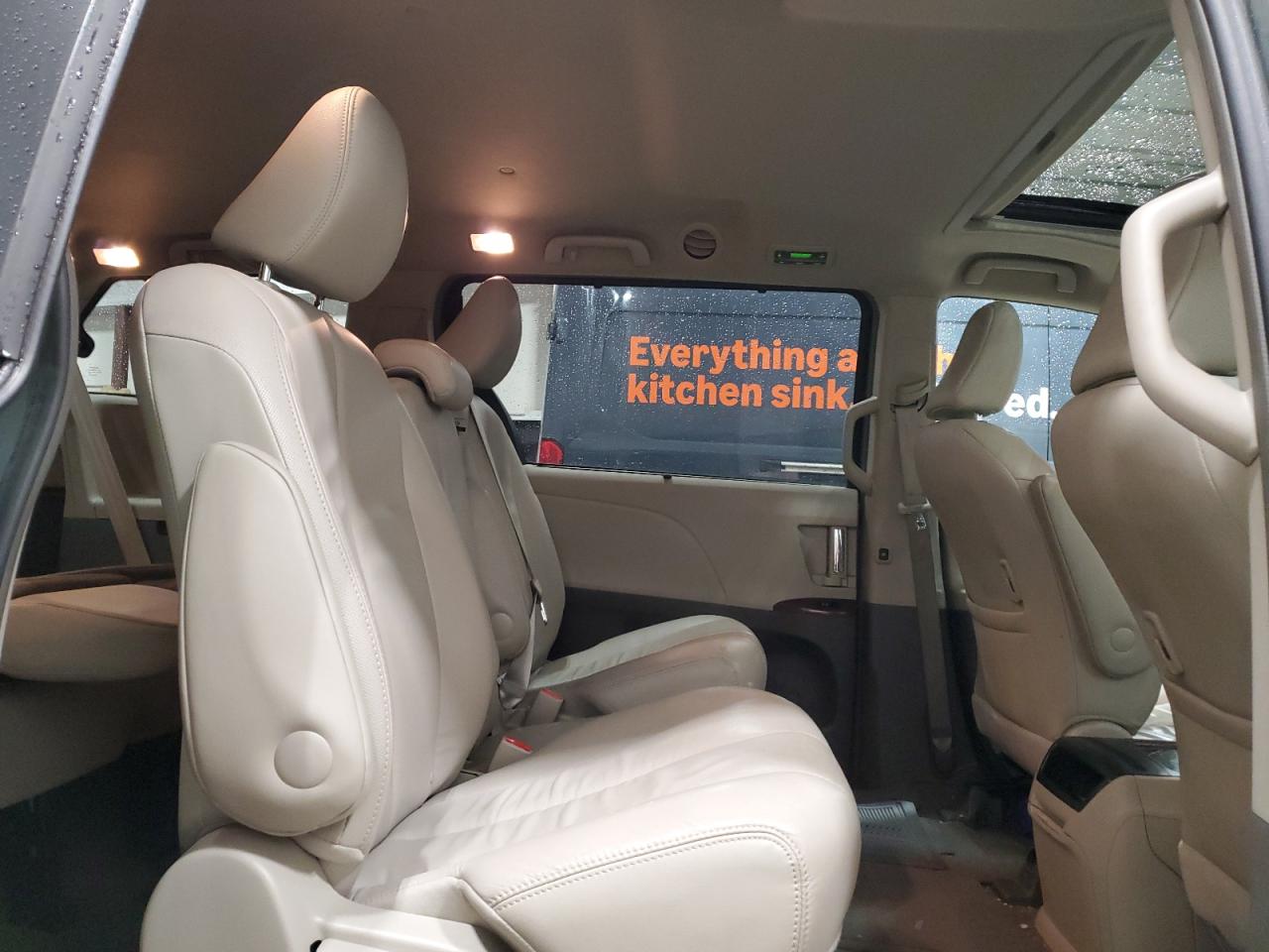 2013 Toyota Sienna - Image 11