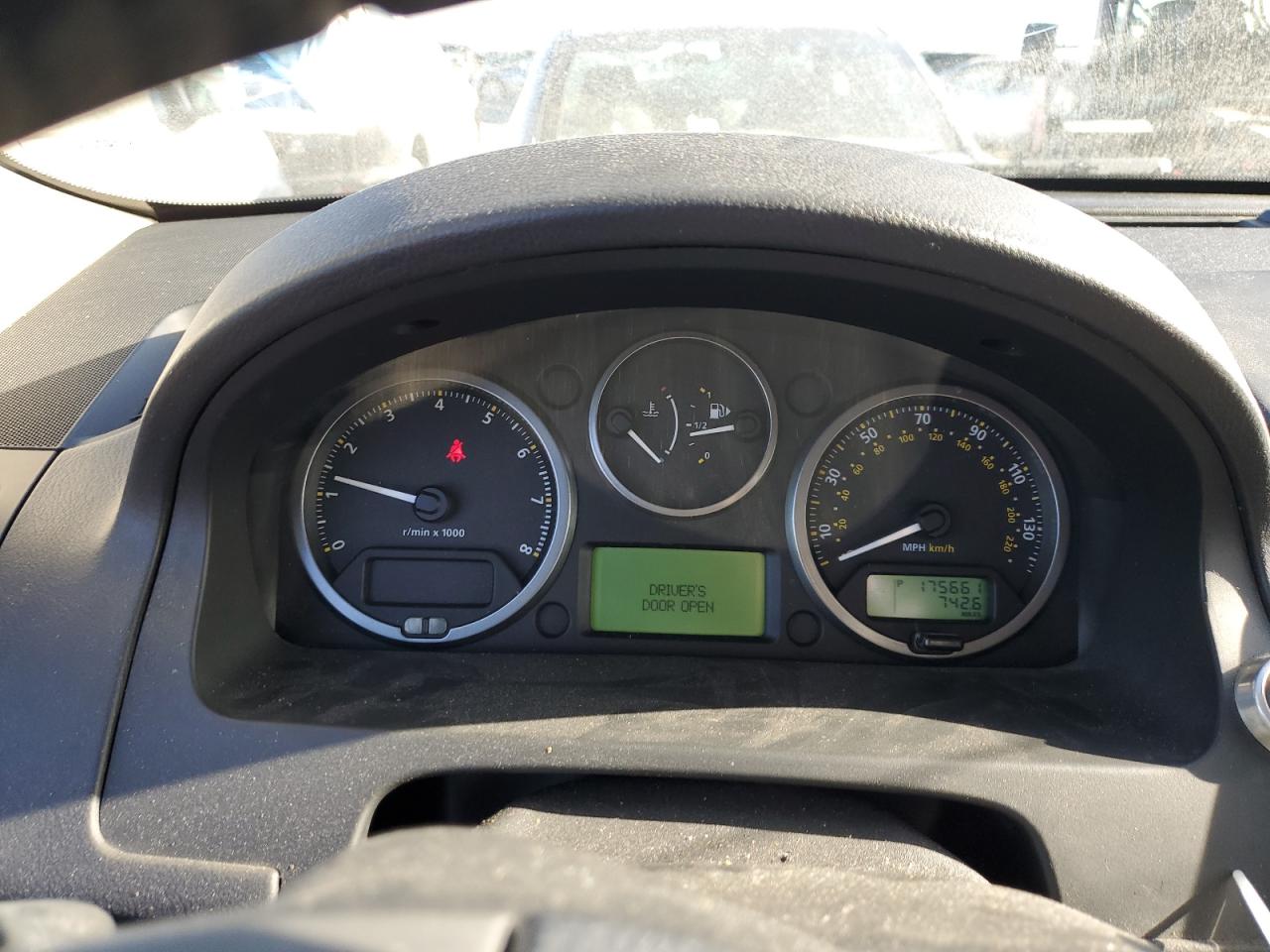 2010 Land Rover LR2 - Image 9