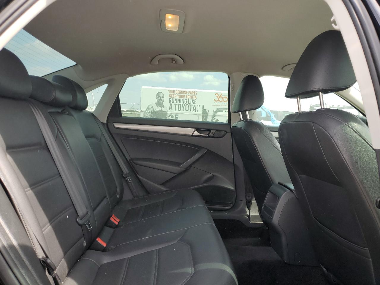 2015 Volkswagen Passat - Image 10