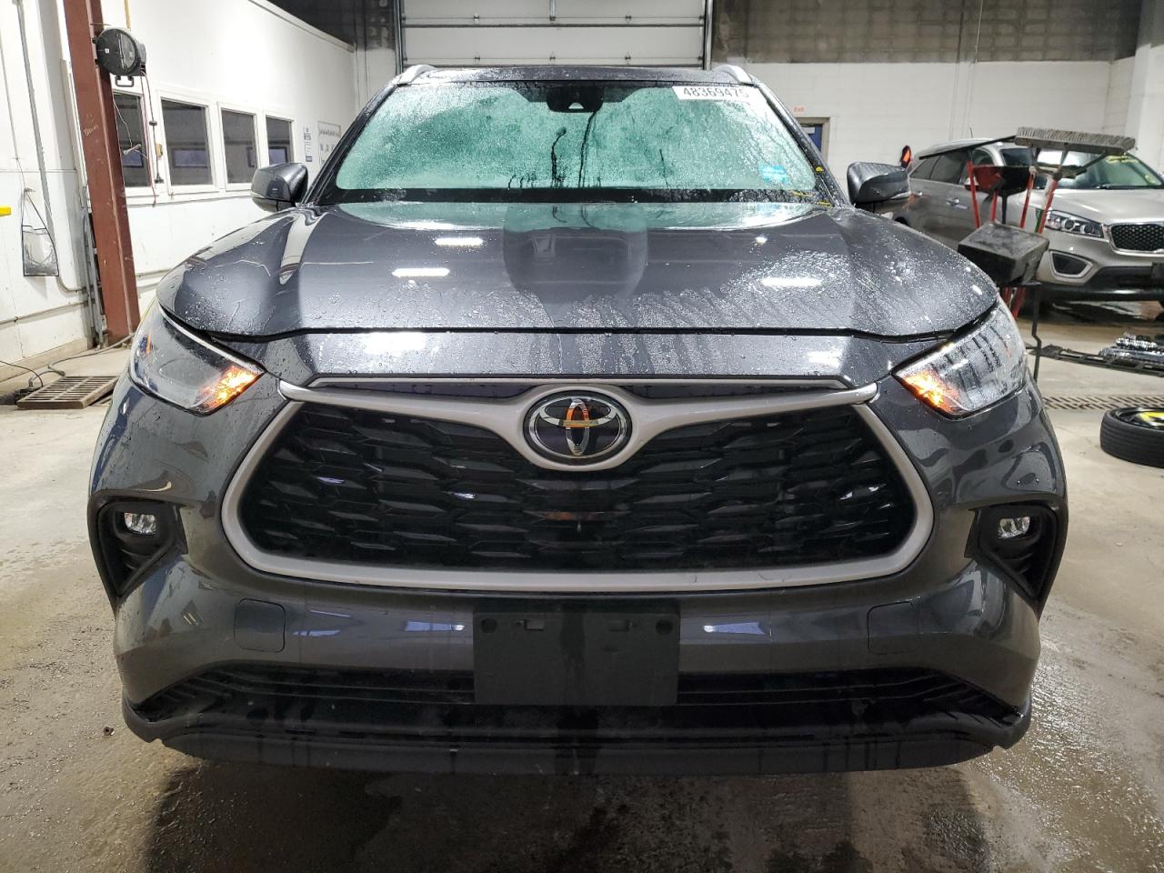 2022 Toyota Highlander - Image 5