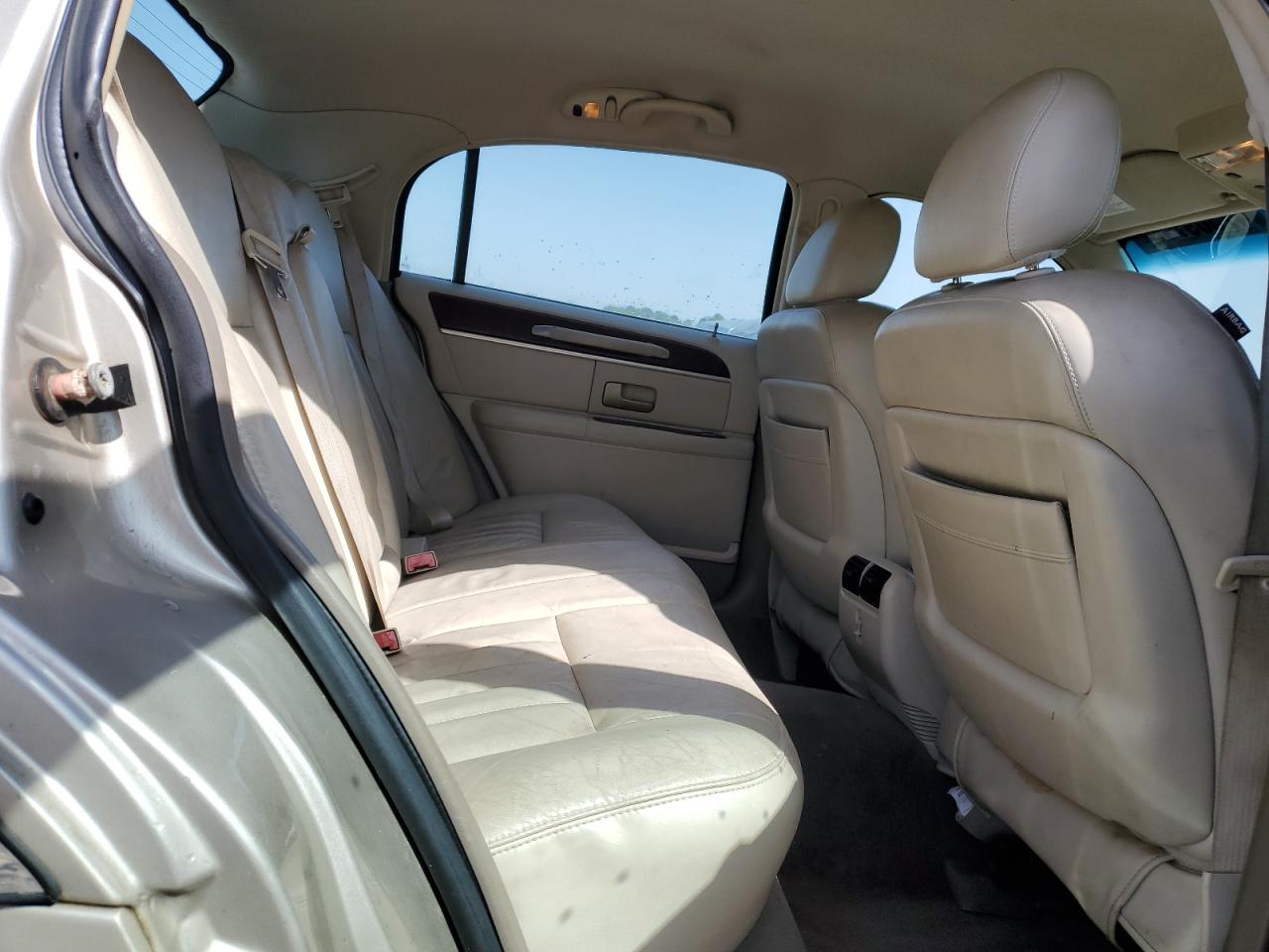 2005 Lincoln Town Car - Image 10