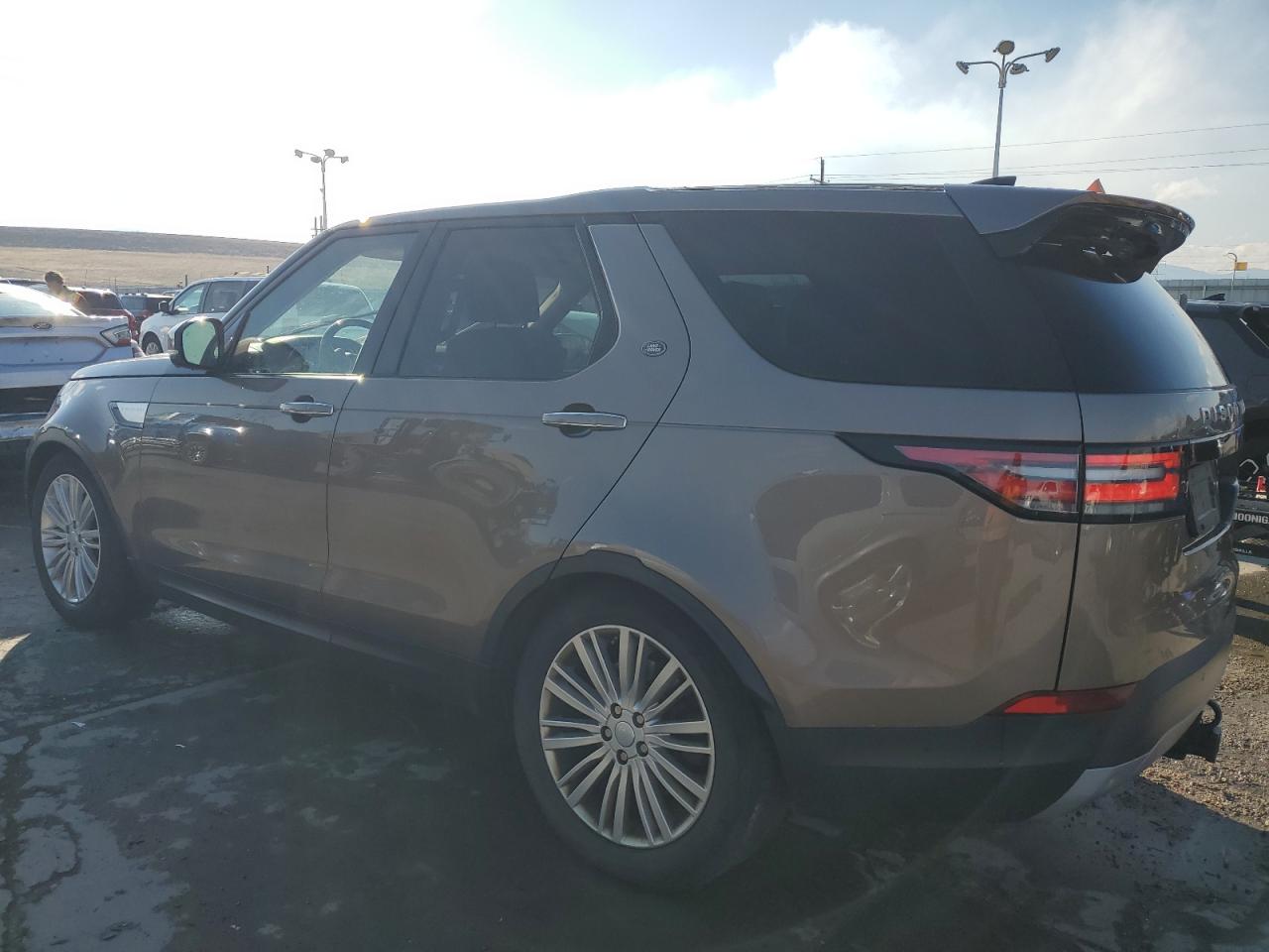 2017 Land Rover Discovery - Image 2