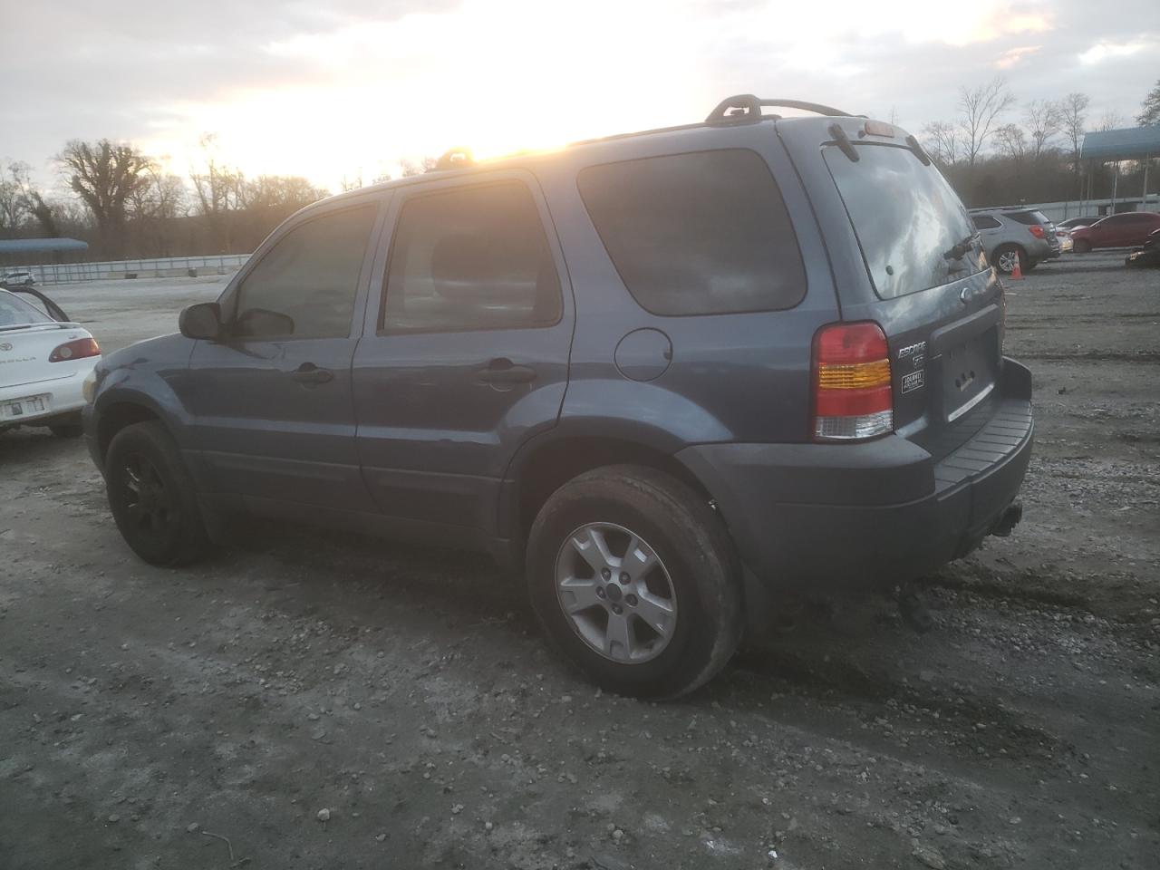 2005 Ford Escape - Image 2