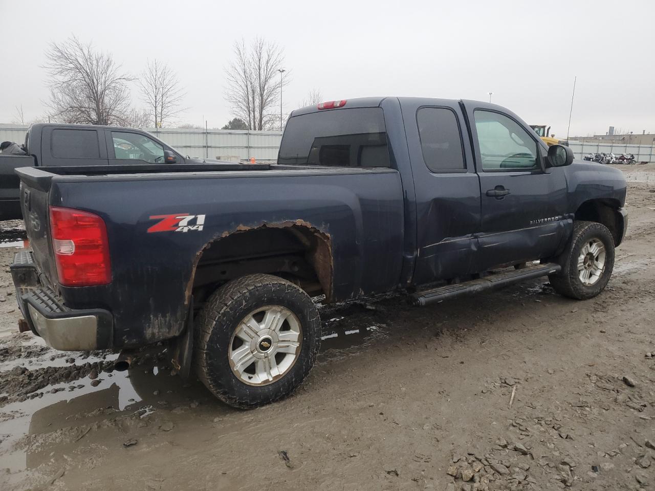 2011 Chevrolet Silverado - Image 3