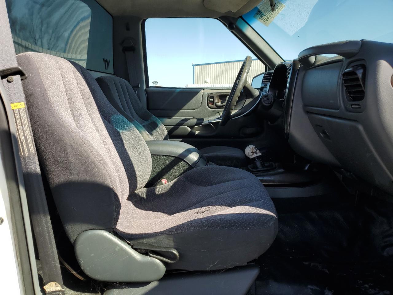 2000 Chevrolet S-10 Pickup - Image 10
