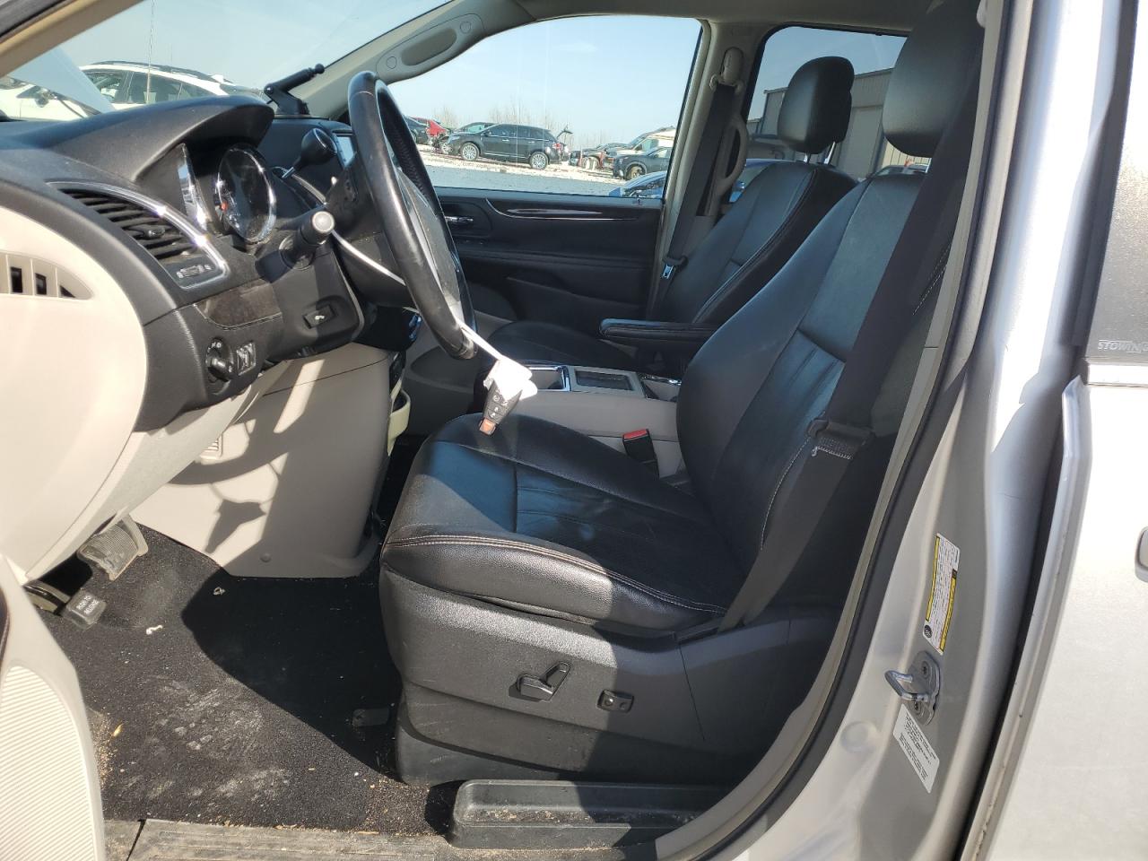 2011 Chrysler Town & Country - Image 7