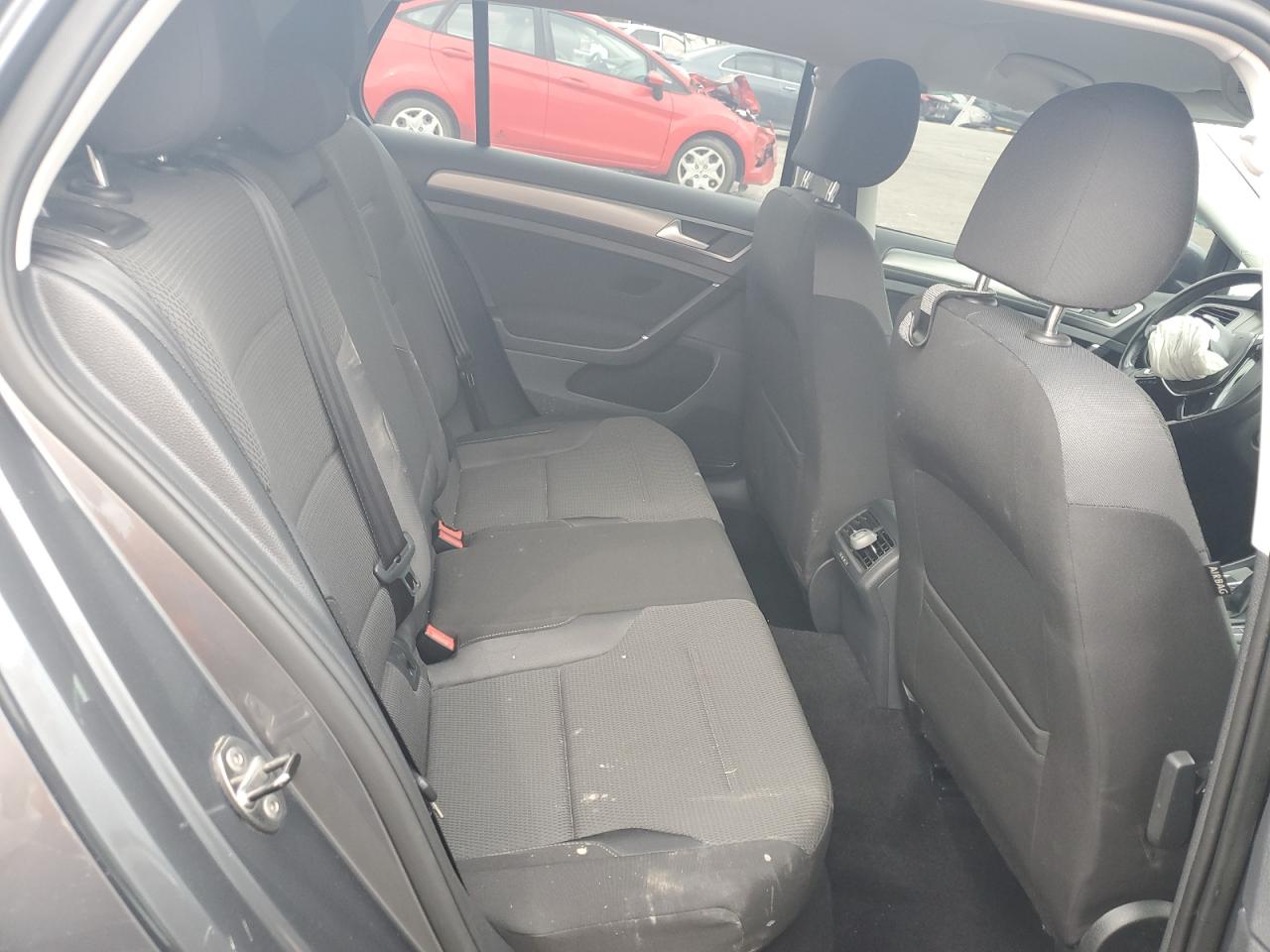 2016 Volkswagen Golf - Image 10