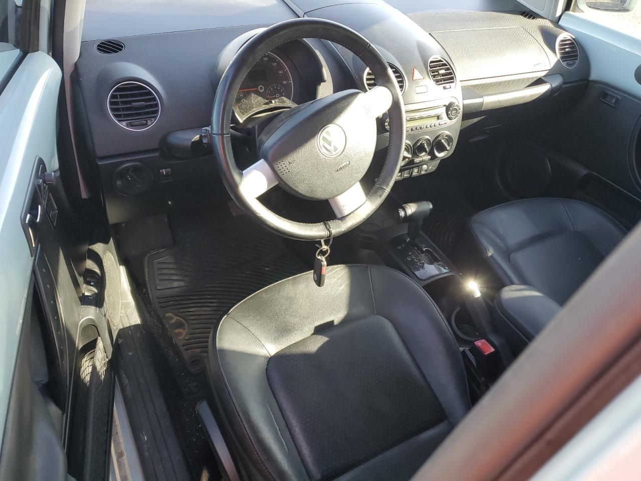 2010 Volkswagen Beetle - Image 8
