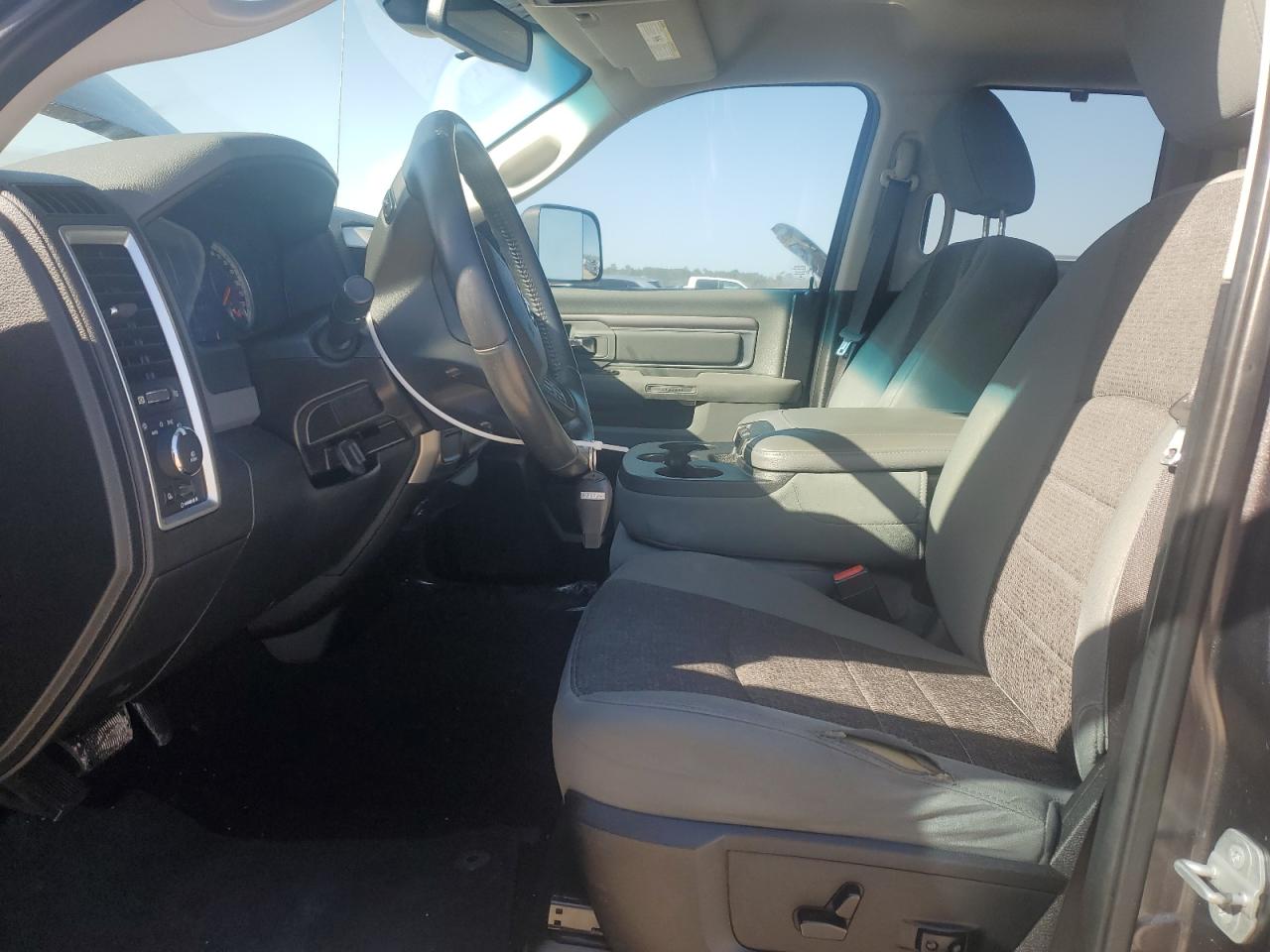 2015 RAM 1500 - Image 7