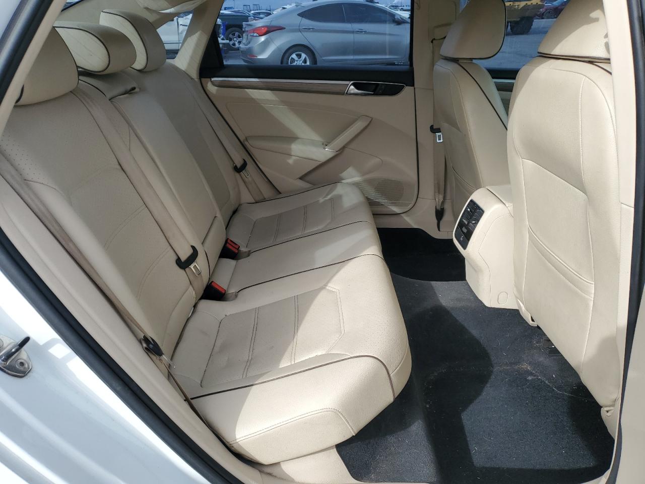 2017 Volkswagen Passat - Image 10