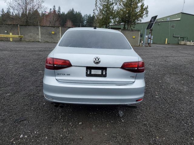 Sedans VOLKSWAGEN JETTA 2016 Srebrny