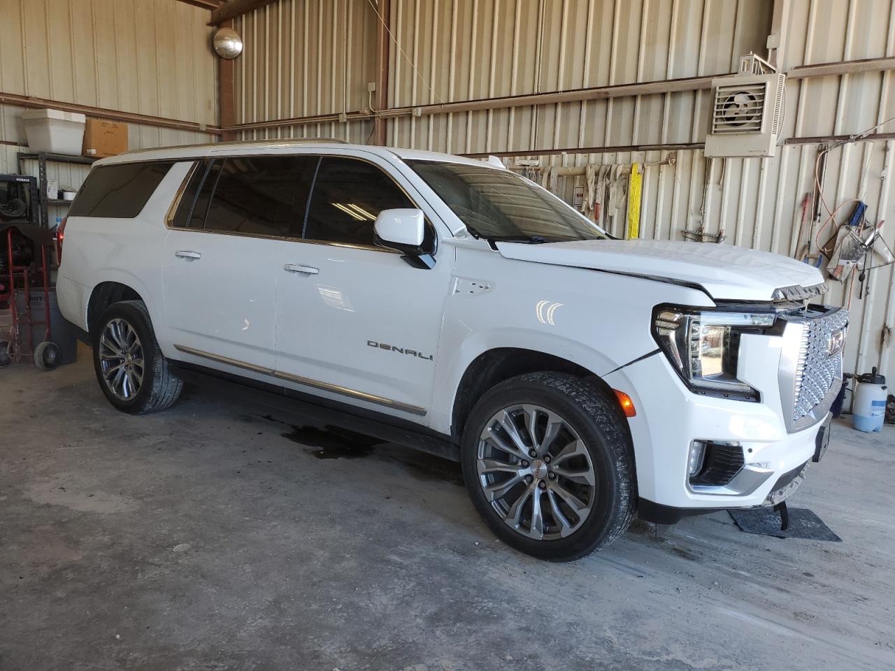 2022 GMC Yukon - Image 4