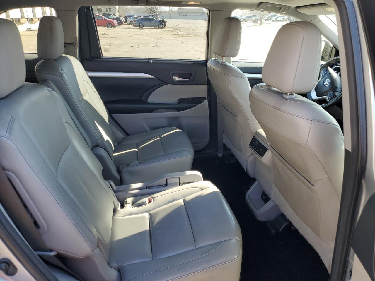 2014 Toyota Highlander - Image 11