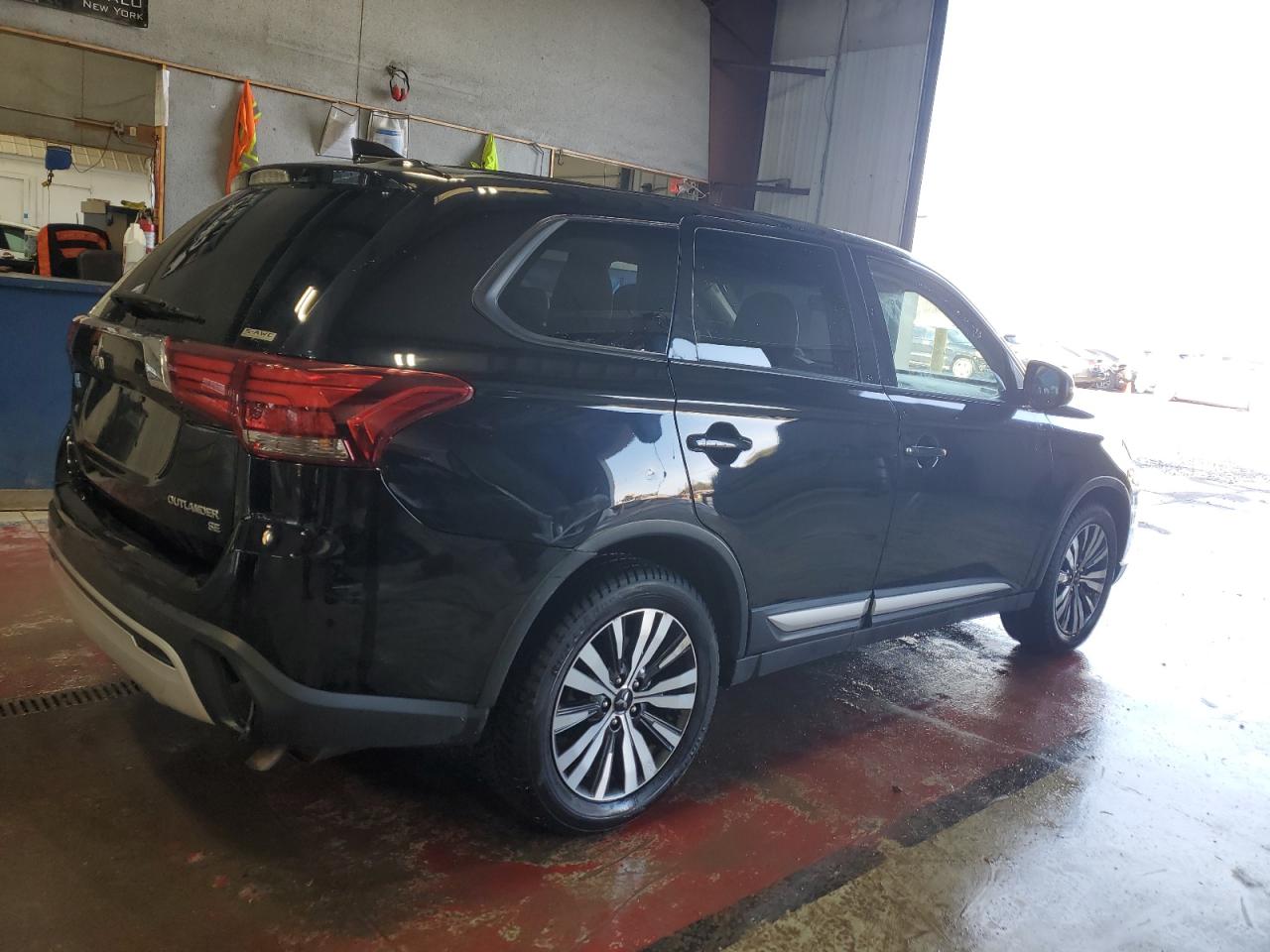 2019 Mitsubishi Outlander - Image 3