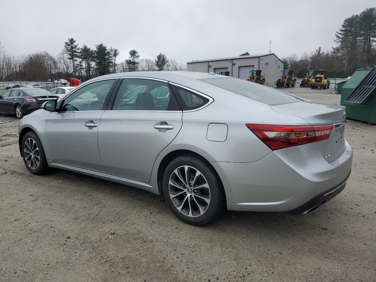 2018 Toyota Avalon - Image 2