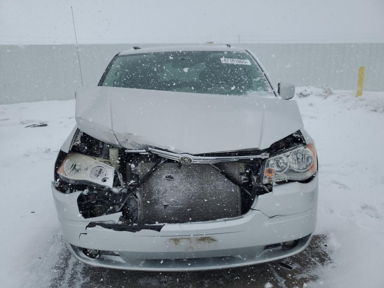 2010 Chrysler Town & Country - Image 5