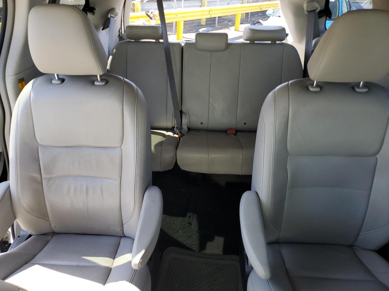 2014 Toyota Sienna - Image 10