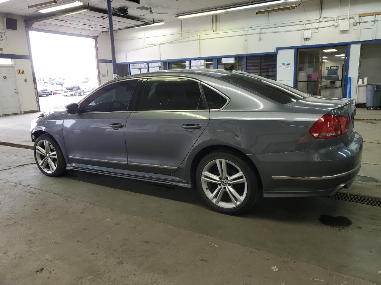 2014 Volkswagen Passat - Image 2