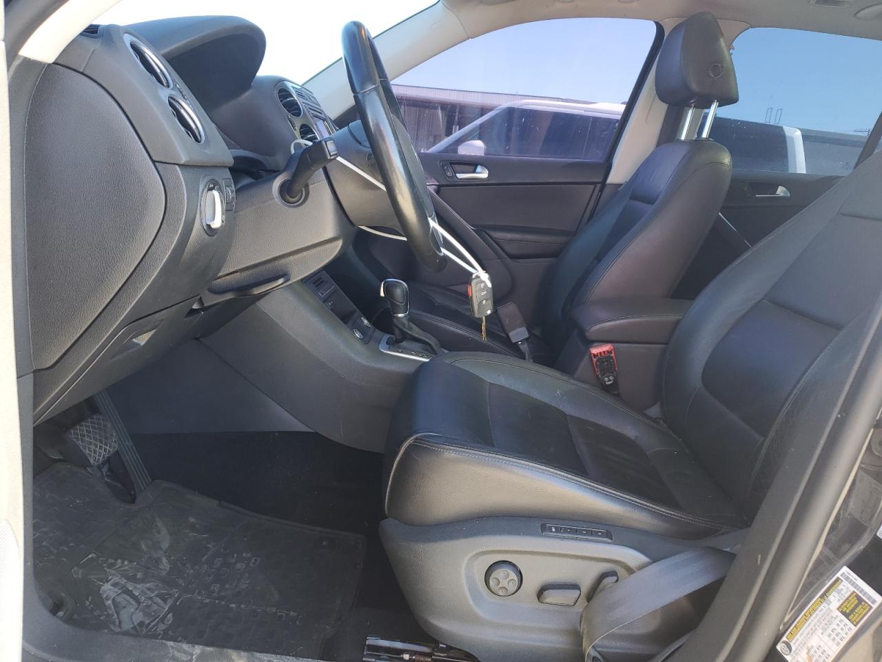 2017 Volkswagen Tiguan Sport VIN: WVGUV7AX8HK010858 Lot: 49477455