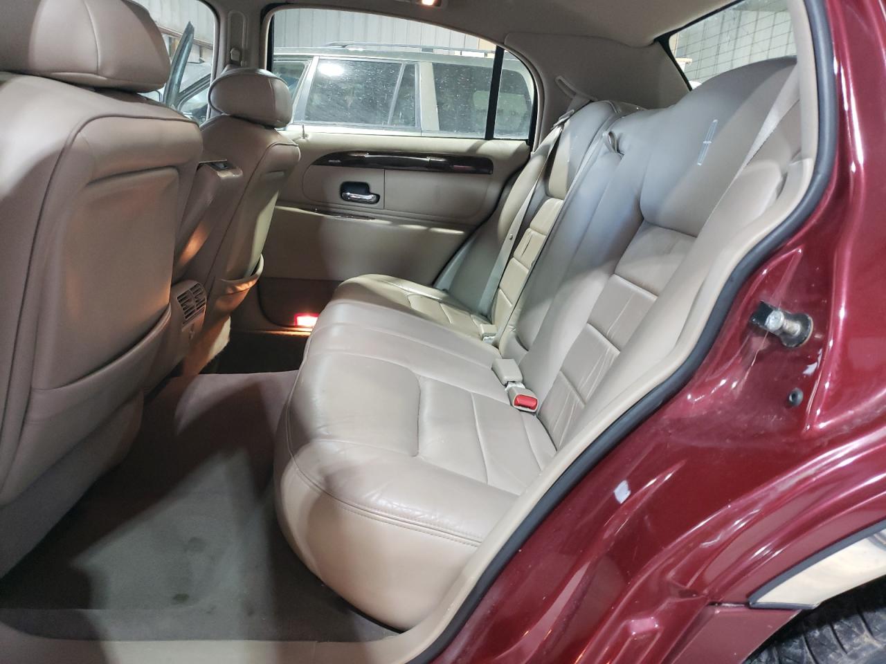 1999 Lincoln Town Car - Image 10