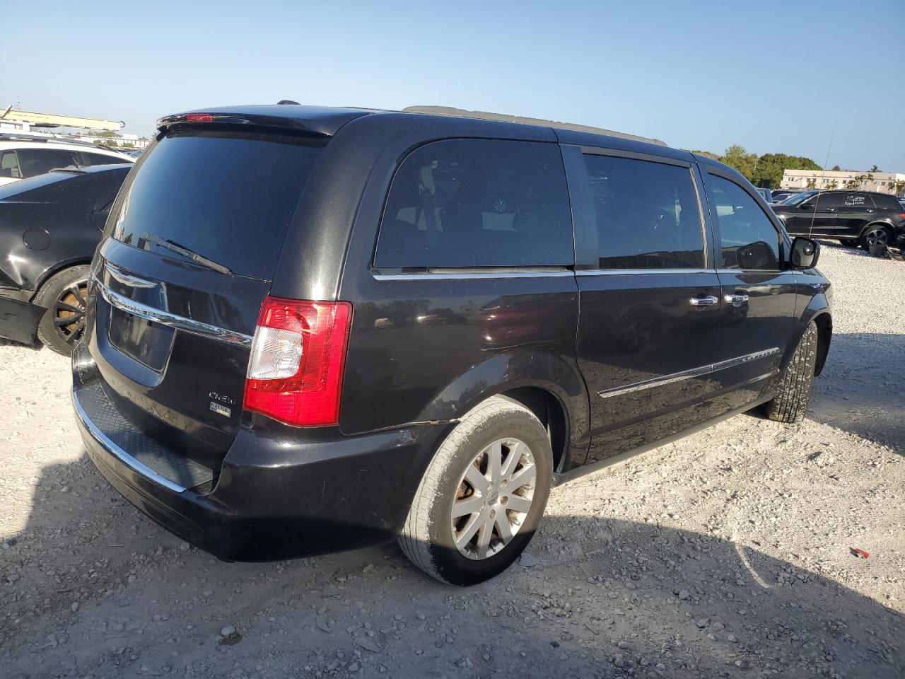 2016 Chrysler Town & Country - Image 3