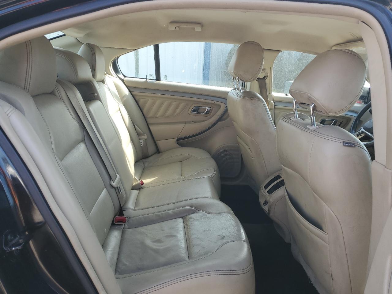 2015 Ford Taurus - Image 10