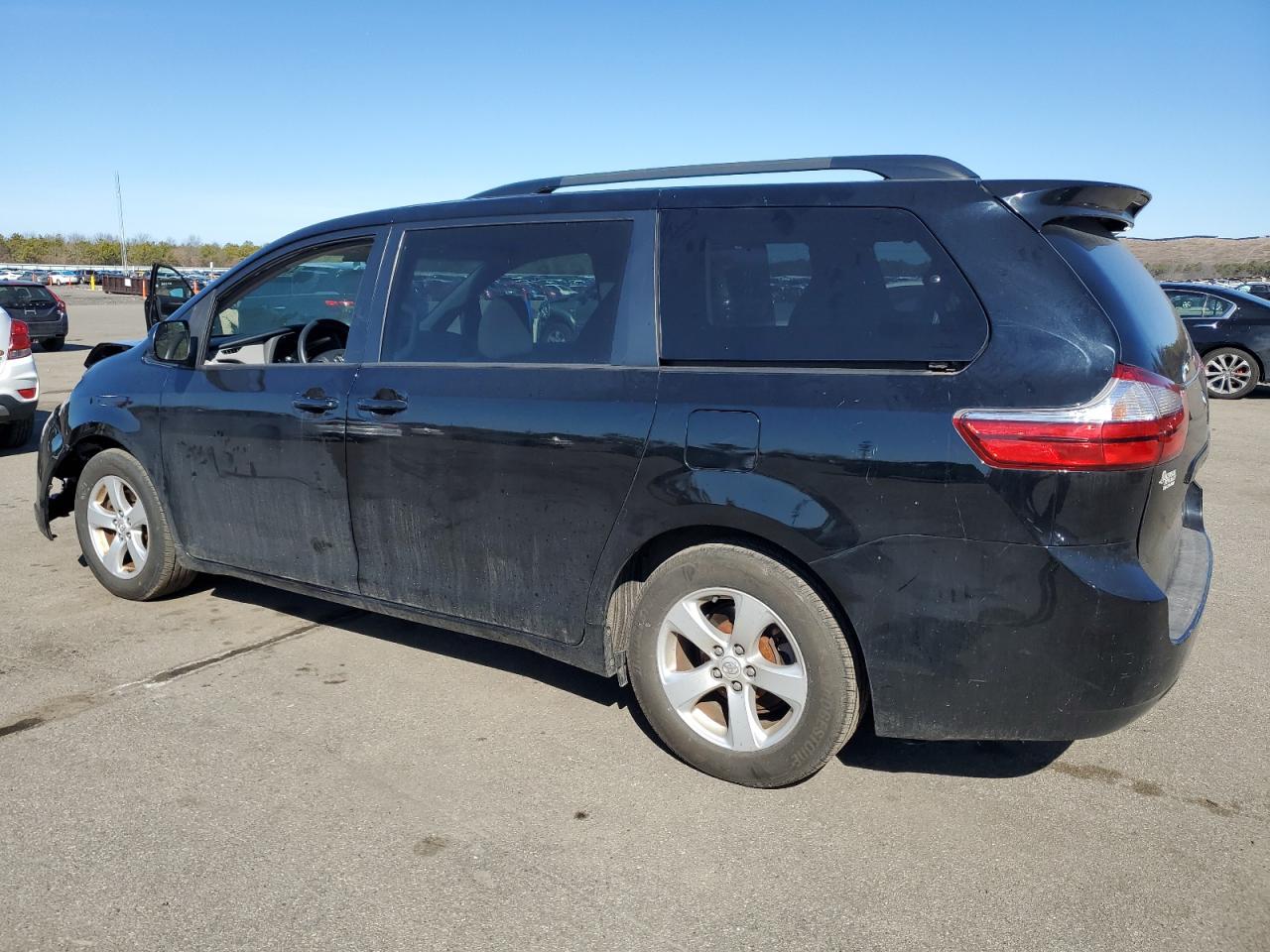 2016 Toyota Sienna - Image 2