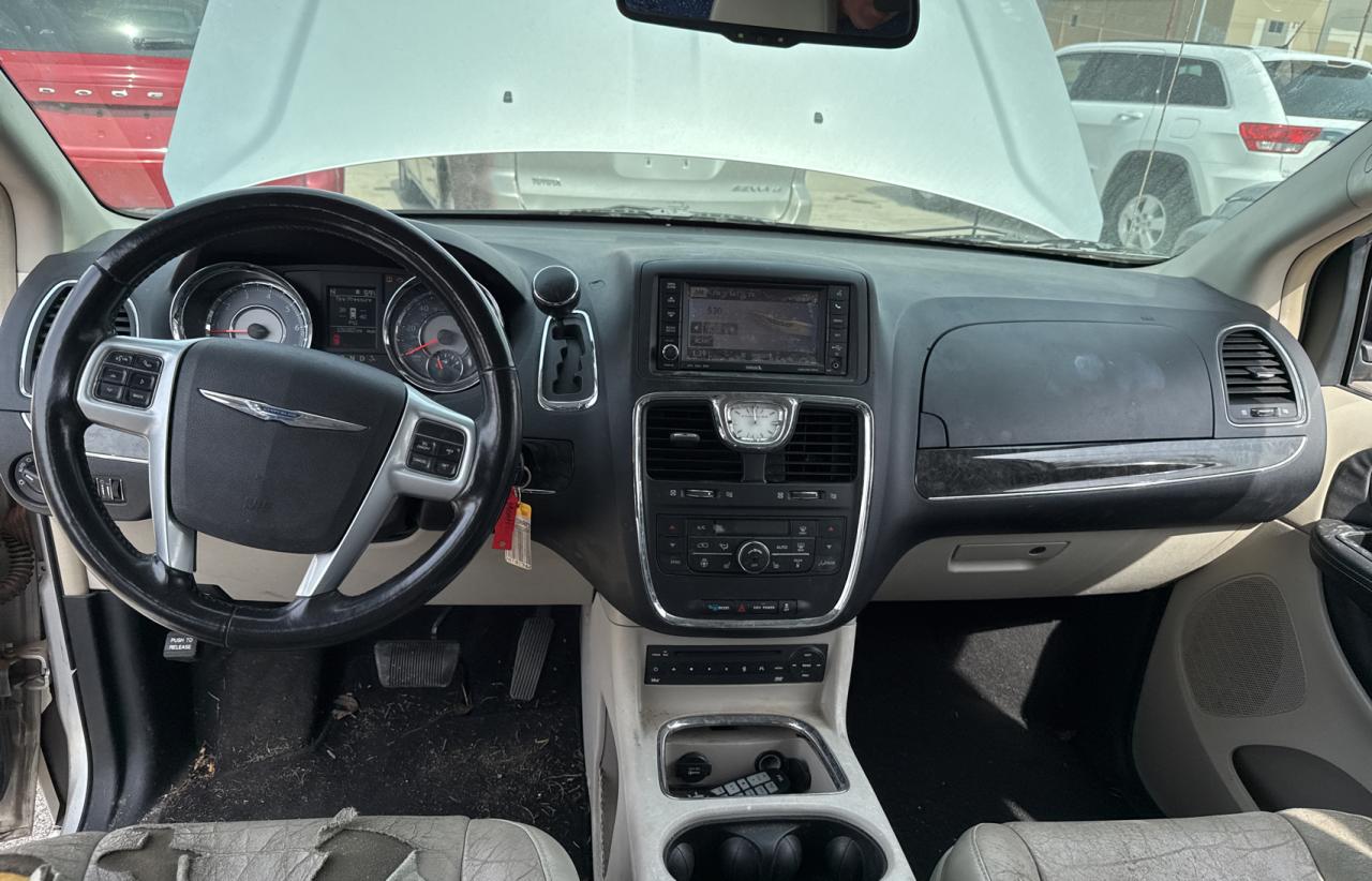 2011 Chrysler Town & Country - Image 9