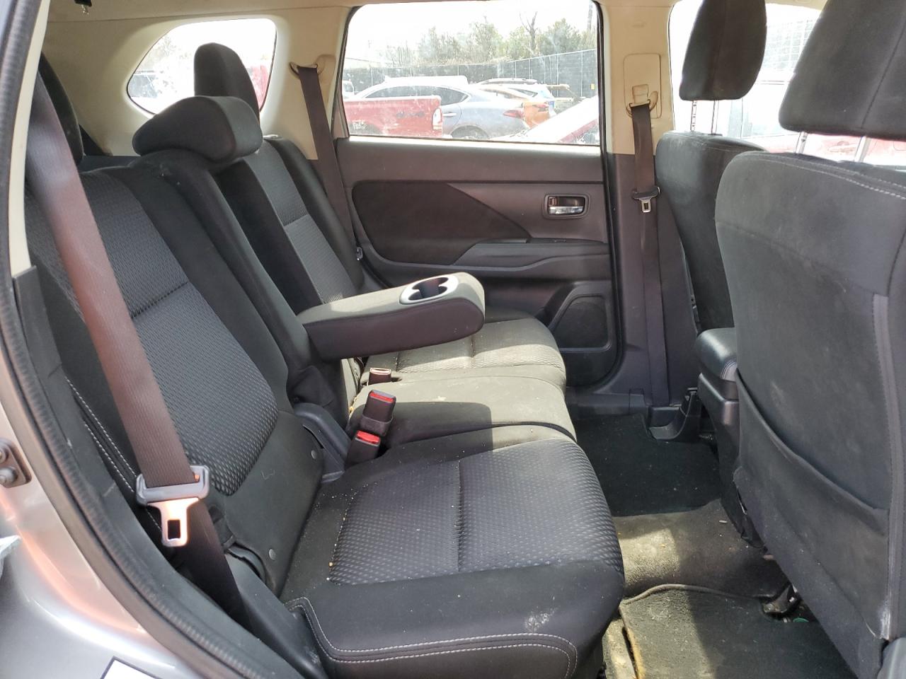 2018 Mitsubishi Outlander - Image 11