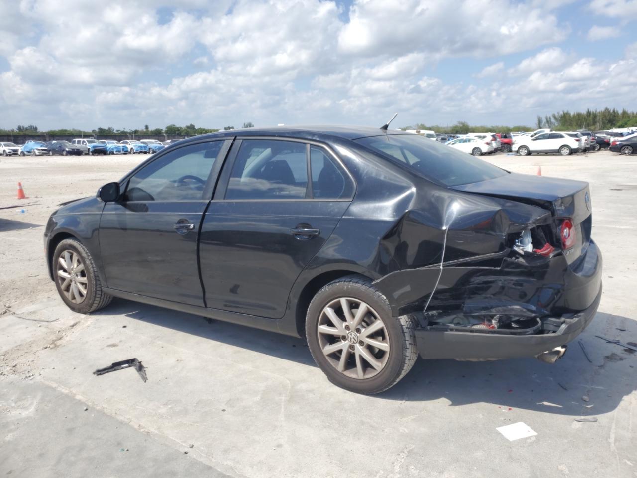 2010 Volkswagen Jetta - Image 2