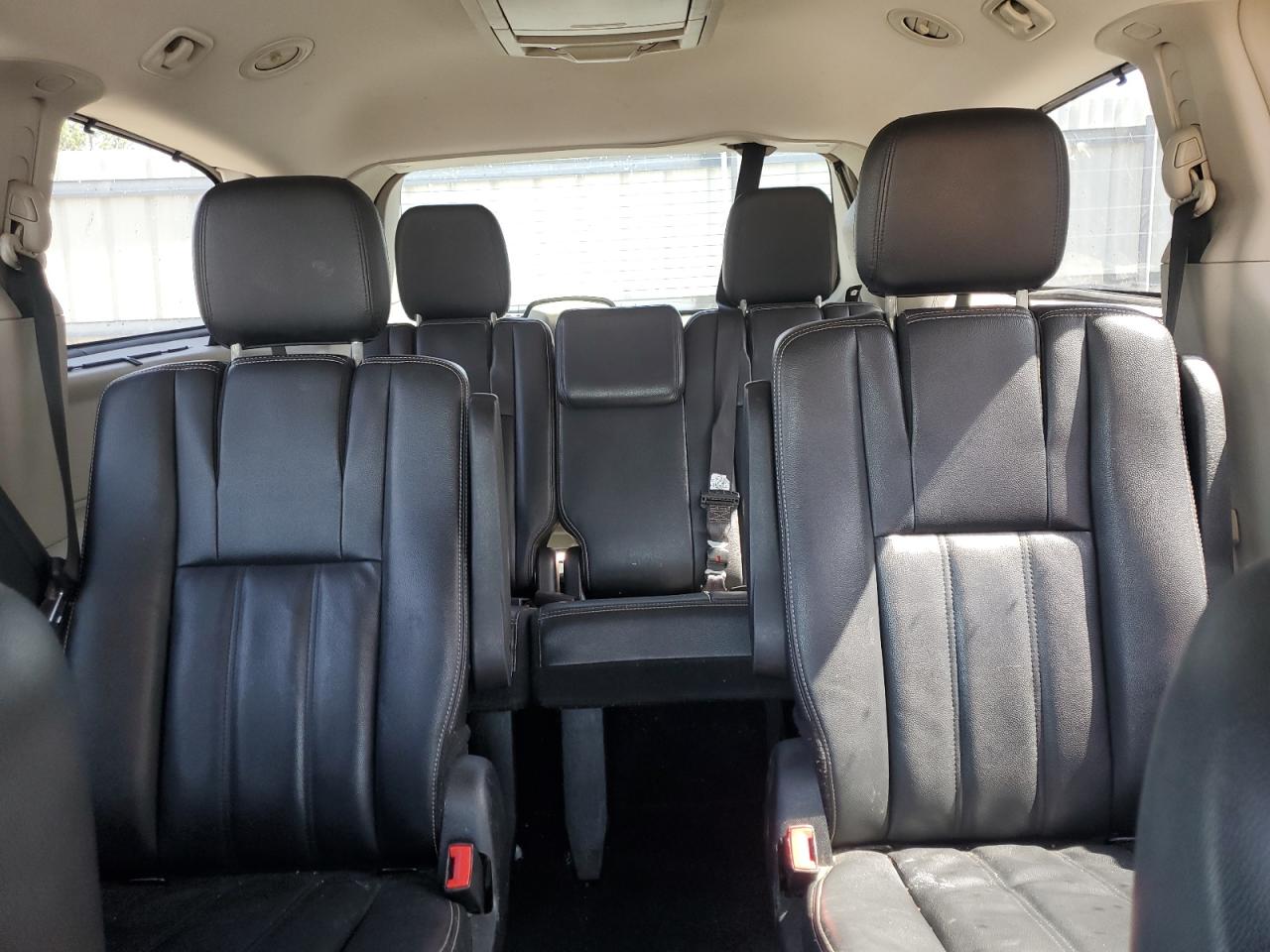 2013 Chrysler Town & Country - Image 10