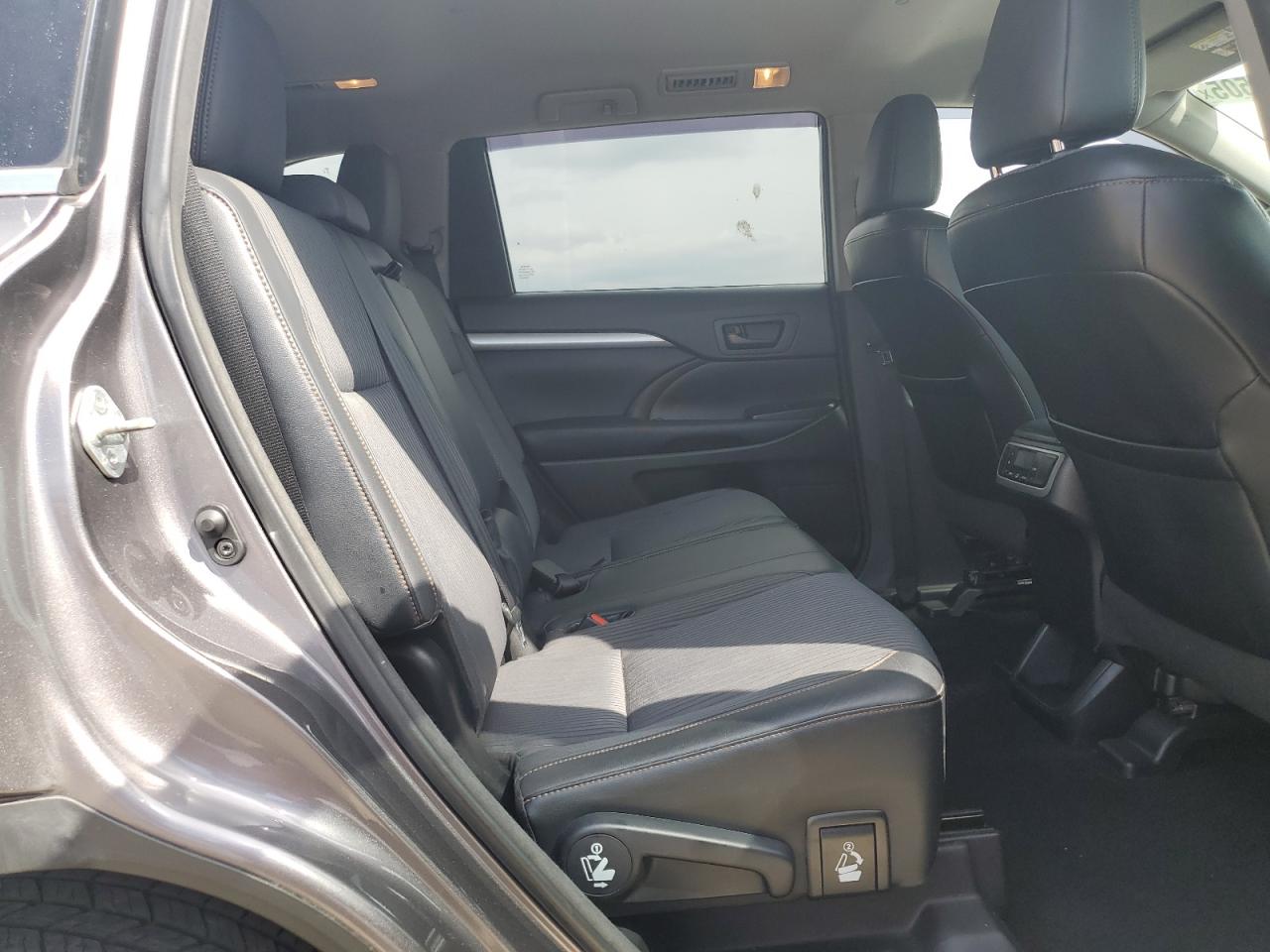 2015 Toyota Highlander - Image 11