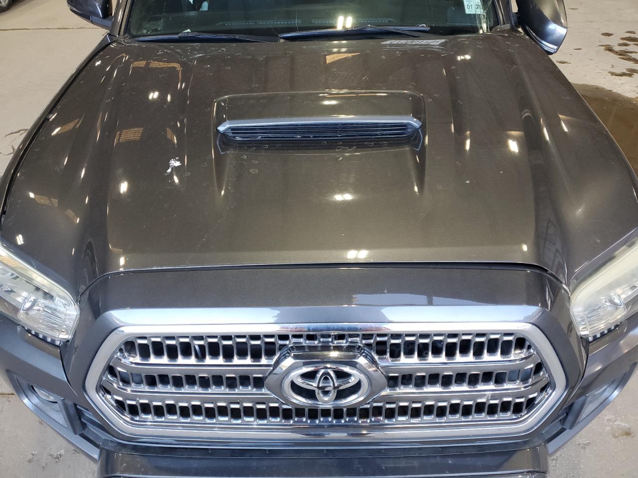 2017 Toyota Tacoma - Image 12