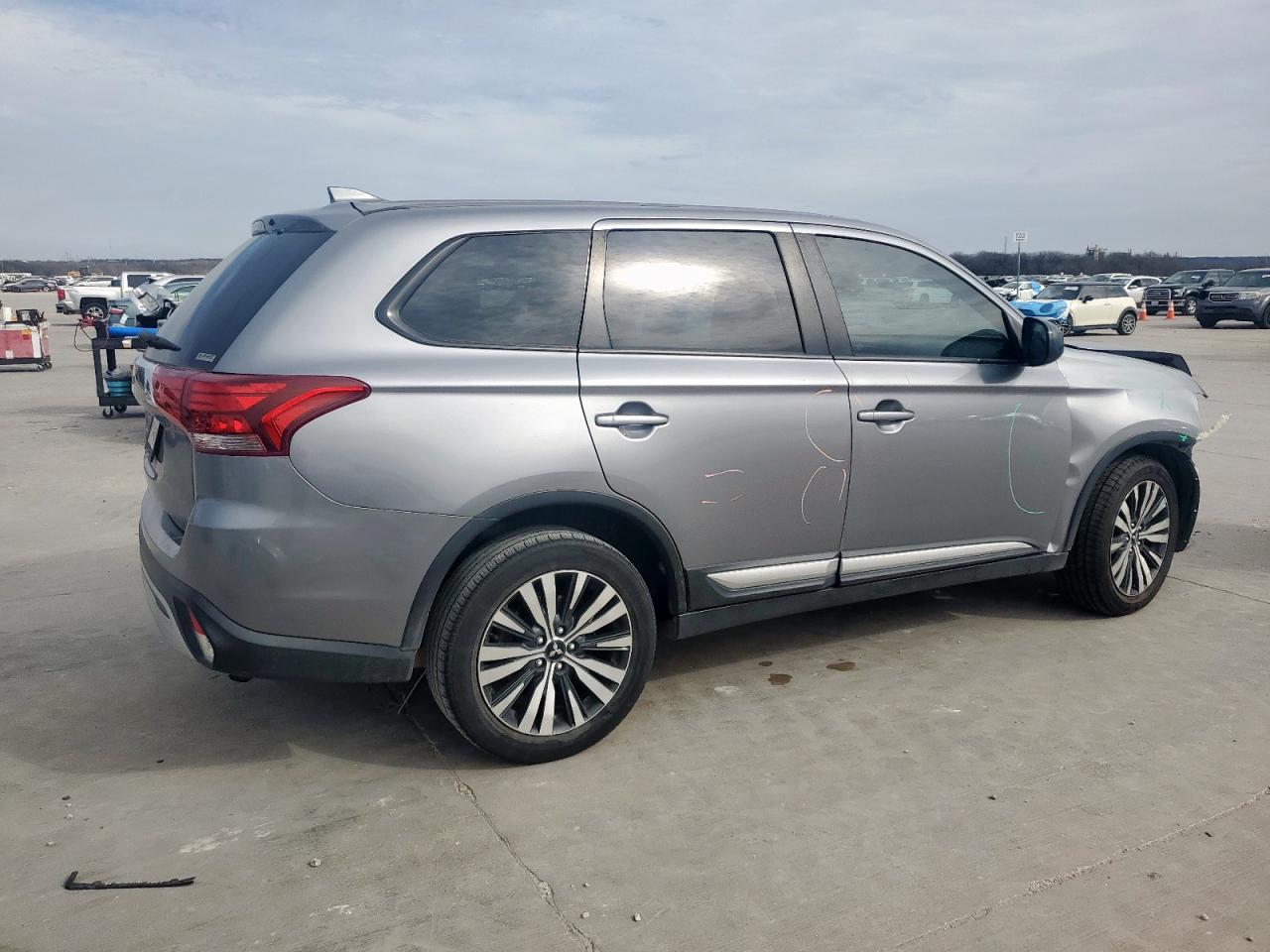 2020 Mitsubishi Outlander - Image 3