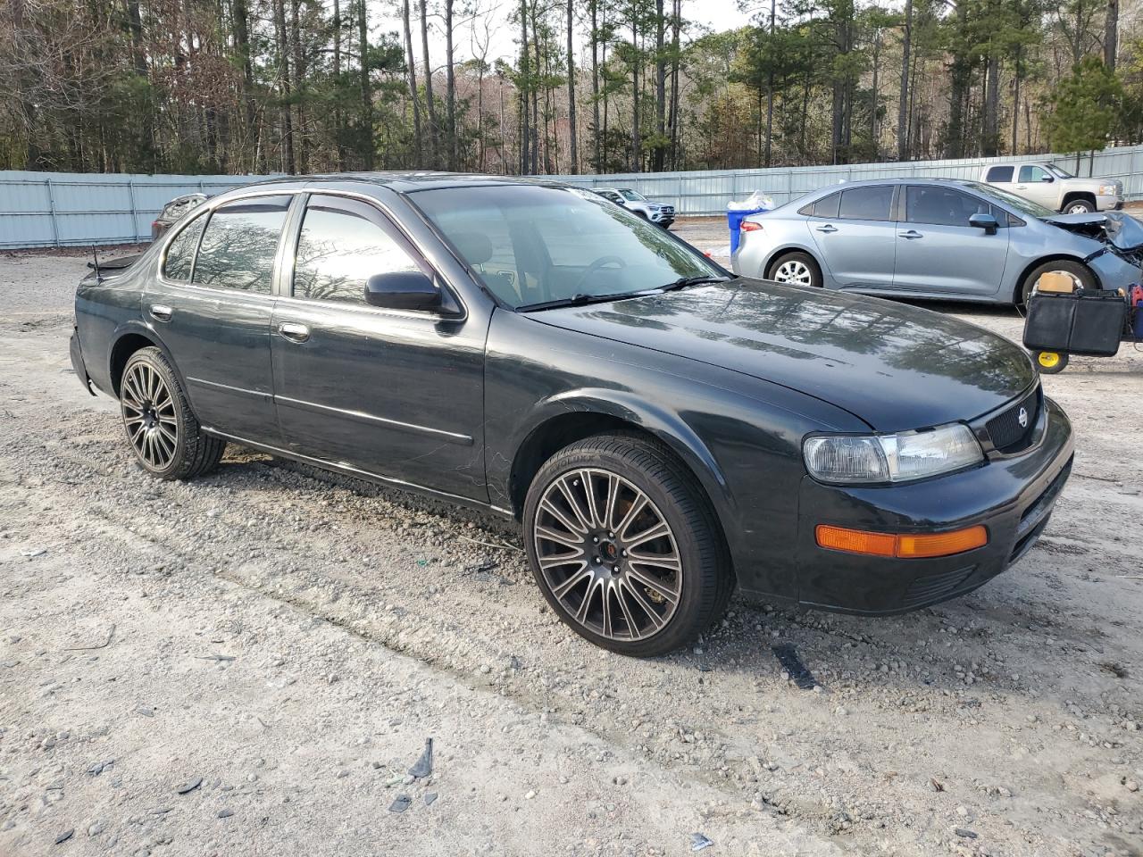 1995 Nissan Maxima - Image 4