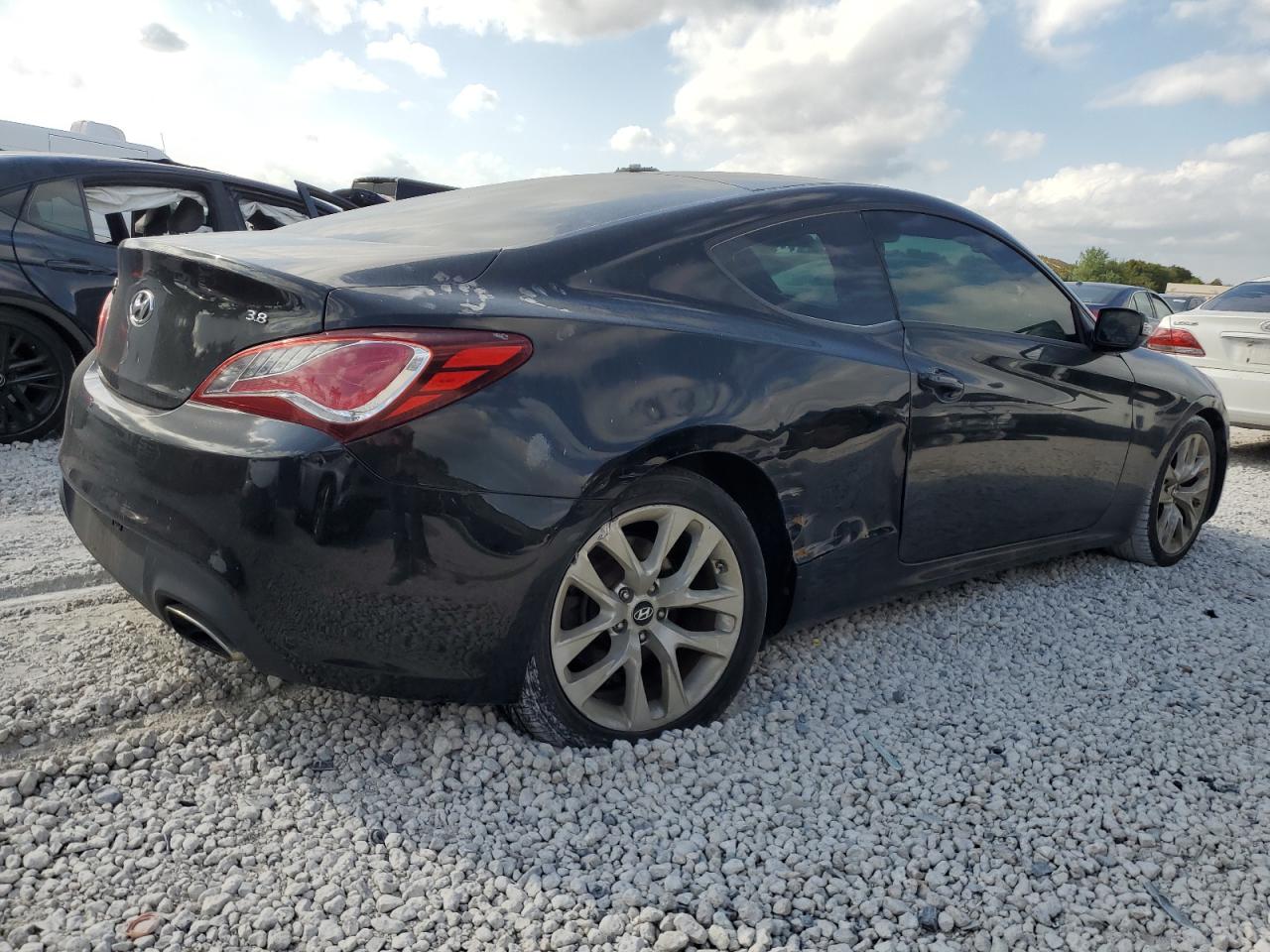 2015 Hyundai Genesis - Image 3